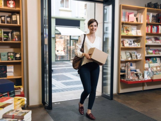 A women brings a parcel in a shop
